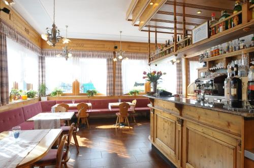 米苏丽娜拉瓦勒多酒店的餐厅设有酒吧,配有桌椅