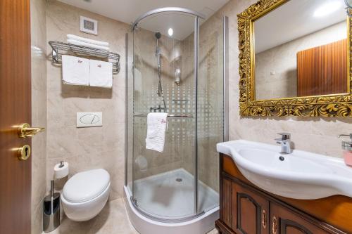 亚历山德里亚RED CONFORT HOTEL Boutique的带淋浴、盥洗盆和卫生间的浴室