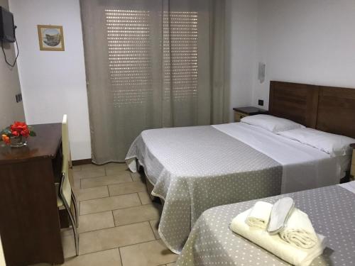 卡索里亚芙萝娅酒店的一间卧室配有两张带毛巾的床