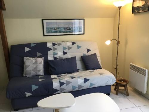 阿罗芒什莱班奥本乡村度假屋的一间卧室配有蓝色的床和蓝色枕头