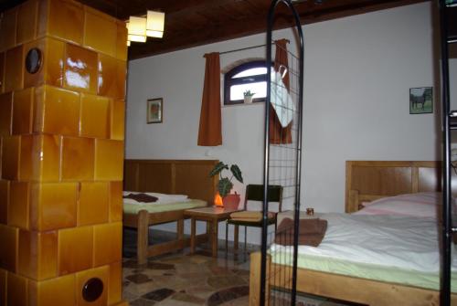 DabasDabasi Lovas Vendégház的一间卧室配有一张床和一张桌子及一张桌子