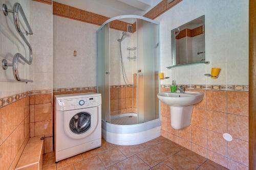 维尔纽斯Vidos apartamentai 2的一间带洗衣机和水槽的浴室