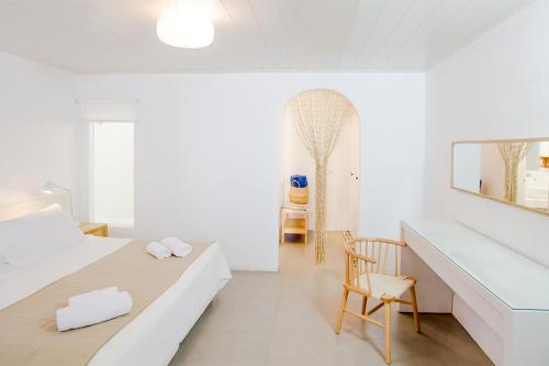 图罗斯阿迪西洛度假屋的白色卧室配有床和书桌