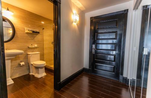 迈阿密海滩克罗伊登酒店 的一间带卫生间和黑色门的浴室