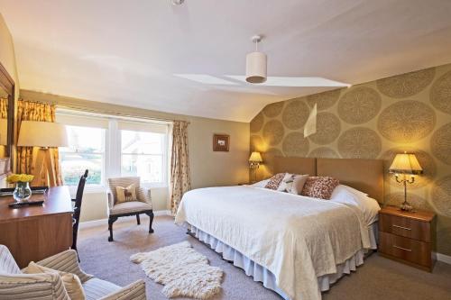 Allanton安兰顿酒店的卧室配有床、椅子和窗户。