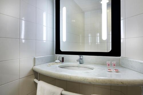 陶巴特ibis Taubate的一间带水槽和大镜子的浴室
