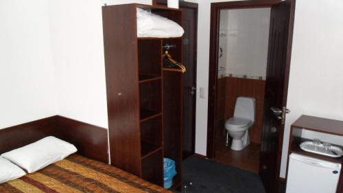 塔林Vabriku Guesthouse的小房间设有床和卫生间