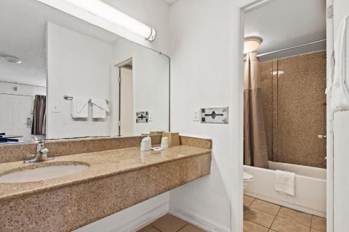 朴次茅斯Economy Lodge Portsmouth的一间带水槽和卫生间的浴室