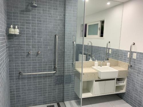 Apartamento moderno e totalmente acessível的一间浴室