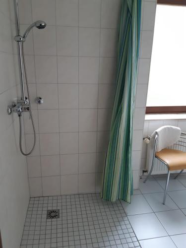 HohenrodaLandhaus Hohenroda的浴室内配有淋浴帘。