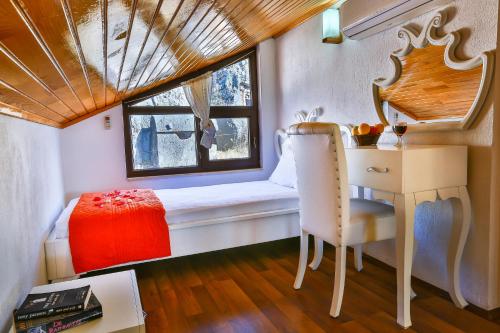Kaleucagız奇科瓦戴姆萨旅馆的客房设有床、书桌和窗户。