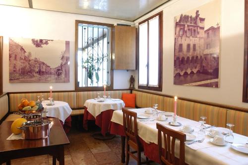 奎托·迪·特雷维索罗坎大斯特拉多尔洛酒店的用餐室设有2张桌子和2个窗户