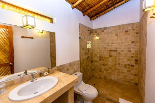 卡诺阿斯德蓬萨尔巴里海别墅酒店的一间带水槽和卫生间的浴室