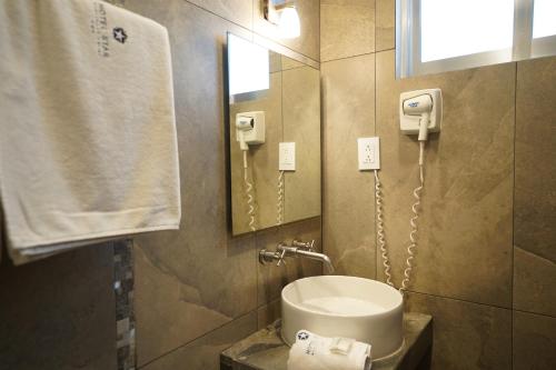 曼萨尼约恒星酒店的一间带水槽、镜子和卫生间的浴室