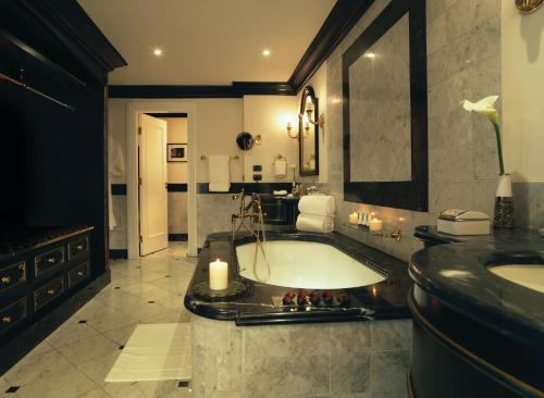 Miraflores Park, A Belmond Hotel, Lima的一间浴室