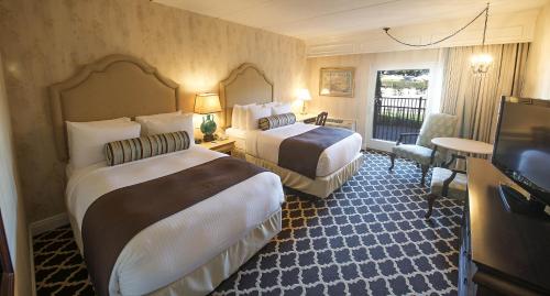 雷德班克莫莉皮切尔酒店的酒店客房设有两张床和电视。