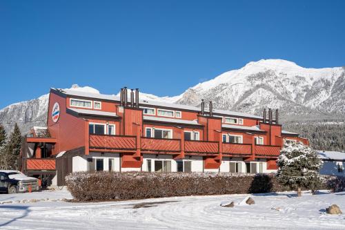 坎莫尔落矶山滑雪旅舍的山前的一座红色大建筑