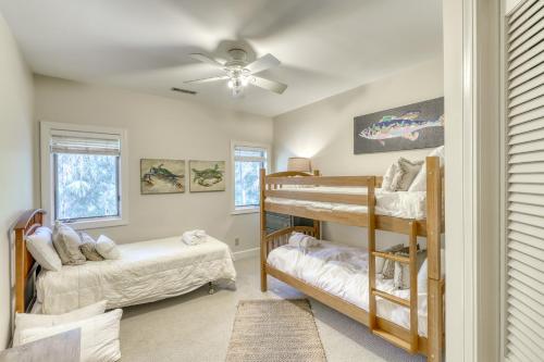 基洼岛207 Belted Kingfisher的一间卧室设有两张双层床和吊扇