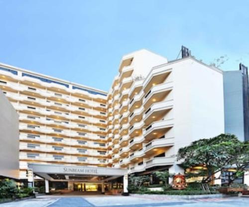 芭堤雅市中心Sunbeam Hotel Pattaya - SHA Extra Plus的拥有两栋建筑的酒店 ⁇ 染