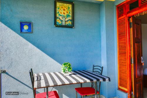 埃拉维尔民宿的蓝色墙壁的房间里一张桌子和椅子