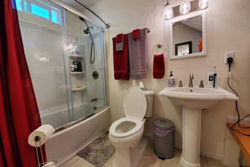 坦普尔顿A Cozy Loft in Templeton的浴室配有卫生间、盥洗盆和淋浴。