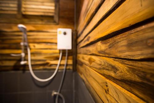 帕他仑Baan​ Tonlamphu​ Pakpra的浴室内木墙上的电源插座