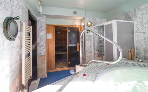 莱萨卡Hotel SPA Atxaspi的一间带浴缸的浴室
