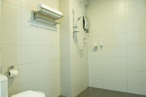努沙再也Ezzyhome@Medini的带淋浴和卫生间的白色浴室