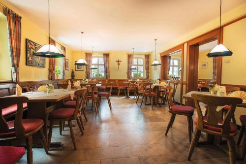 EggolsheimBrauerei_Gasthof Pfister的用餐室设有桌椅和窗户。