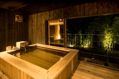 箱根Kinnotake Sengokuhara(Adult Only)的木制浴缸位于甲板上