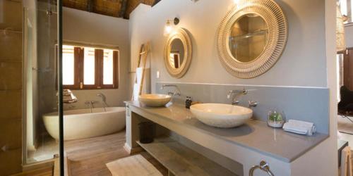 Ntamba Safari Lodge的一间浴室