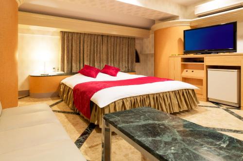 大阪Hotel Route One的配有一张床和一台平面电视的酒店客房