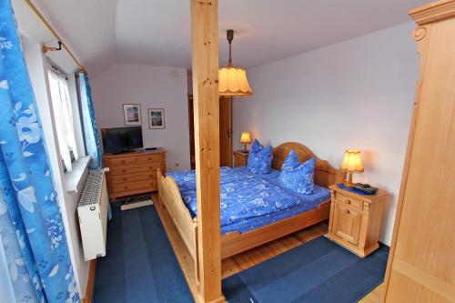 乌塞林Ferienwohnungen Userin SEE 5970的一间卧室配有带蓝色床单的双层床