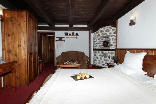 多布里尼什特Family hotel Makedonska Kruchma的卧室配有一张白色大床