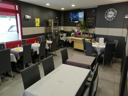 丰特奈·特雷西尼le relais的餐厅内带桌椅的用餐室