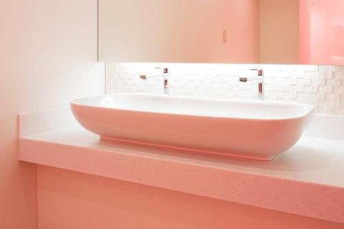 大阪Hotel Route One的浴室内一个柜台上的白色水槽
