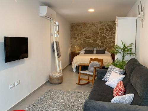麦地那西多尼亚TRIPERIA 25的客厅配有沙发和1张床
