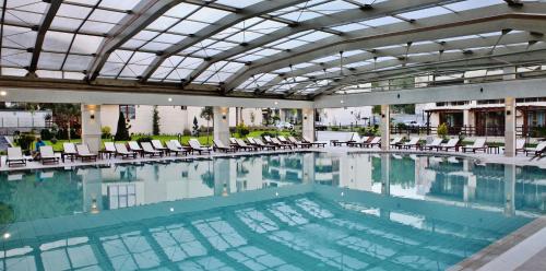 希科尔皮诺夫西Long Beach Resort的一座带椅子的大型游泳池和一座建筑