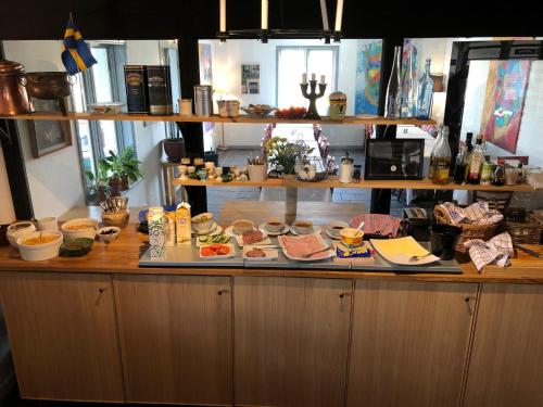 Abbekås阿比卡斯高尔夫餐厅及酒店的厨房里摆放着食物的桌子