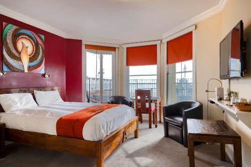 布莱顿霍夫Amsterdam Hotel Brighton Seafront的酒店客房带一张床、一张桌子和椅子