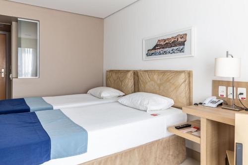 北茹阿泽鲁鲁阿酒店的酒店客房配有一张床和电话