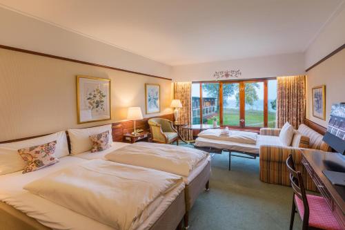 尼堡海瑟利特酒店的酒店客房带两张床和一个客厅
