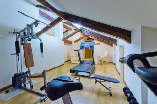 托尔梅佐罗马阿尔伯格旅馆的一间带跑步机的健身房
