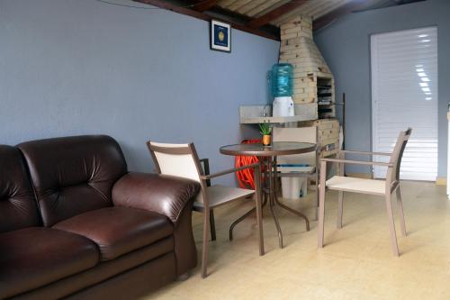 巴拉奈里奥-坎布里乌CASA PRAIA A 600m DO MAR的客厅配有沙发和桌椅