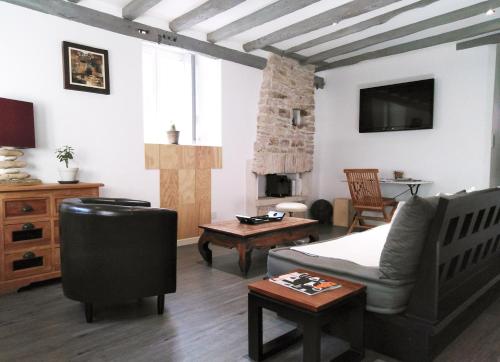 博讷Wood Stone and Wine的客厅配有床、沙发和桌子