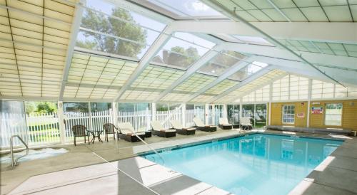 莱诺克斯The Yankee, Trademark Collection by Wyndham的一个带玻璃天花板的室内游泳池