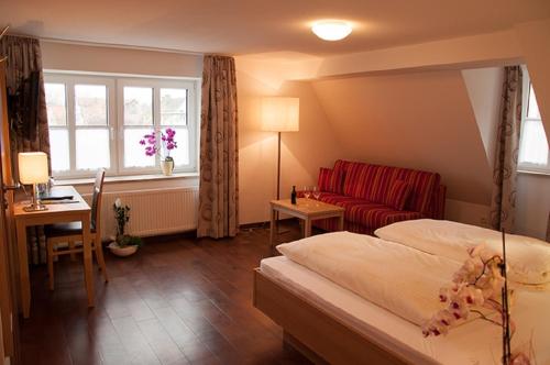 Hotel Gasthof zum Goldenen Lamm客房内的一张或多张床位
