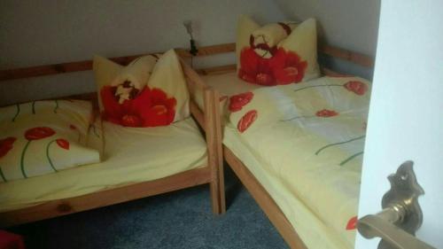 魏玛Ferienwohnung Marion Franke的鲜花客房内的两张单人床