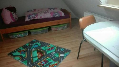 魏玛Ferienwohnung Marion Franke的小房间设有床、桌子和椅子