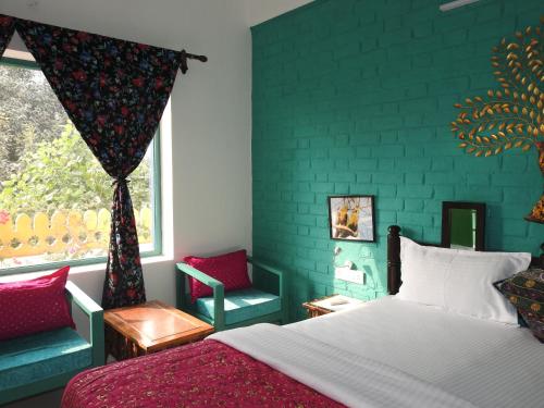 阿格拉Coral Country Homestay的一间卧室设有一张床和绿色的墙壁